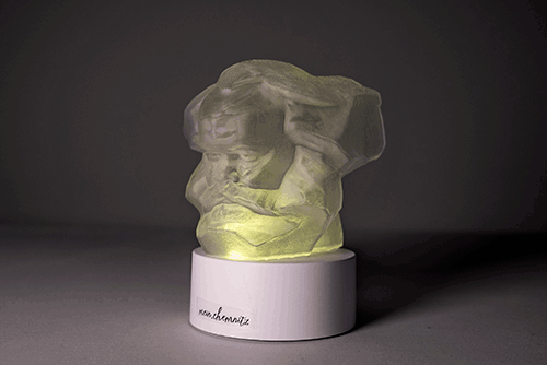 Leuchtende 3D-Lampe des Karl-Marx-Monuments mit sanftem Farbwechsel auf weißem Sockel, personalisierbar als Chemnitz Geschenkartikel, Giveaway