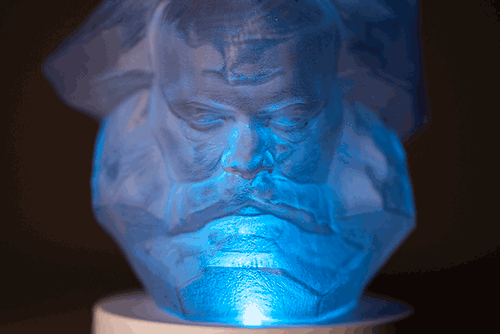 Detailaufnahme der leuchtenden 3D-Karl-Marx-Lampe in Blau – modernes Chemnitz Geschenk mit Farbwechsel.