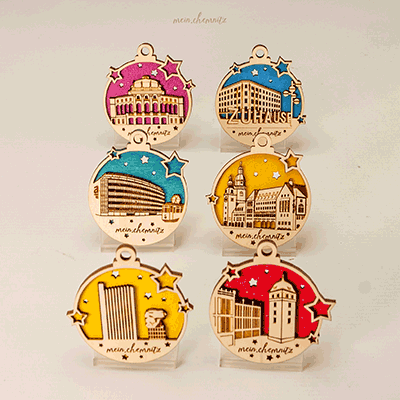 Bunter Holz-Christbaumschmuck mit Chemnitzer Stadtmotiven – liebevoll gestaltete Anhänger als Souvenir, Geschenk oder Weihnachtsdekoration.