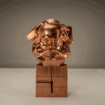 Moderne bronzene Wanduhr mit dem stilisierten Chemnitzer Karl-Marx-Kopf als Wanddeko, inspiriert vom Karl-Marx-Monument.