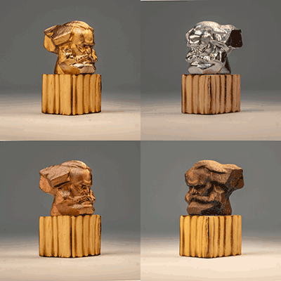 Vier kleine Karl-Marx-Miniaturen in verschiedenen Metallic-Farben auf Holzsockel, handgefertigt als Chemnitz Geschenkartikel und Merchandise, in mehreren Größen erhältlich.