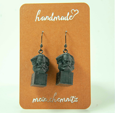 Merchandise Artikel oder Giveaway - Ohrringe mit Karl Marx Kopf – handgefertigte Ohrringe aus transparentem Material, ein beliebtes Souvenir aus Chemnitz.