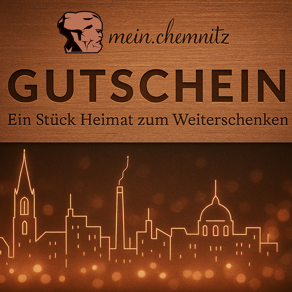 Gutschein von mein.Chemnitz mit Holzoptik, Karl-Marx-Silhouette und der Skyline von Chemnitz, versehen mit dem Text „Ein Stück Heimat zum Weiterverschenken“.