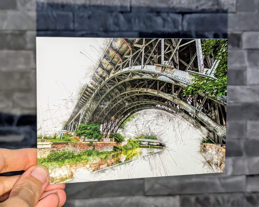 Künstlerisch gestaltete Postkarte mit dem markanten Viadukt in Chemnitz, aus leichtem Winkel fotografiert. Der Stil erinnert an eine digitale Aquarellzeichnung mit feinen Linien und warmen Farbtönen.