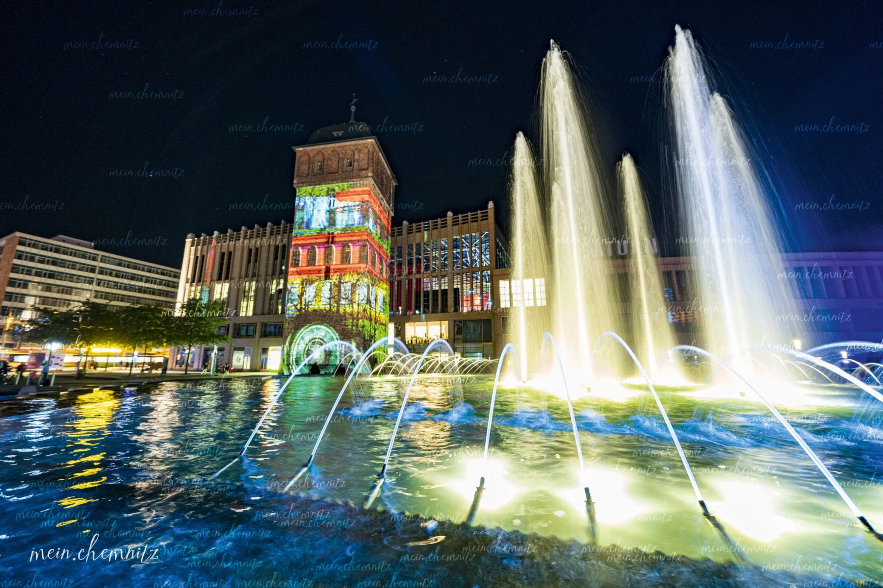 Roter Turm mit Lichtprojektion am Brunnen bei Nacht – Chemnitz Ausflugsziele
