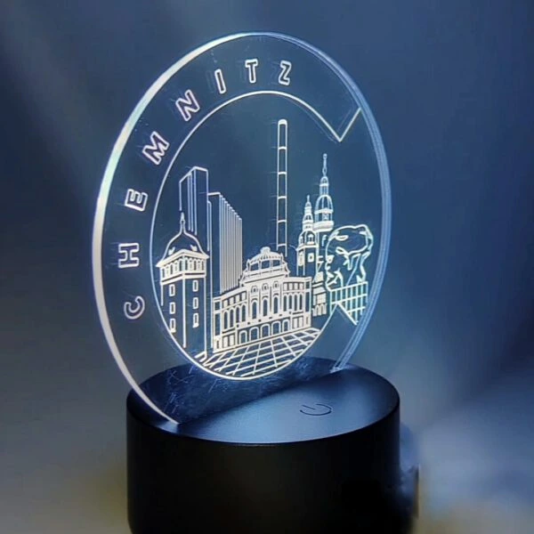 Leuchtende LED-Lampe mit Chemnitzer Wahrzeichen als feine Liniengrafik auf Acryl