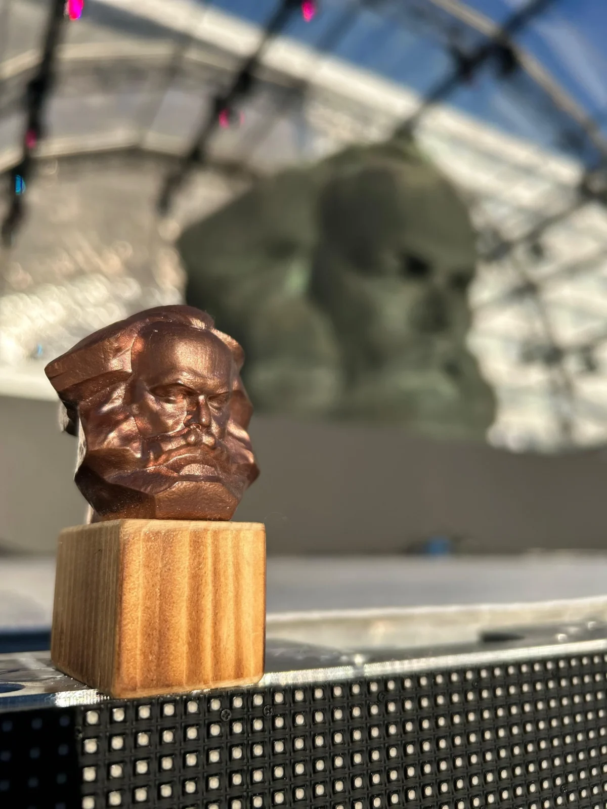 Karl Marx Kopf Miniatur vor dem Karl-Marx-Monument in Chemnitz